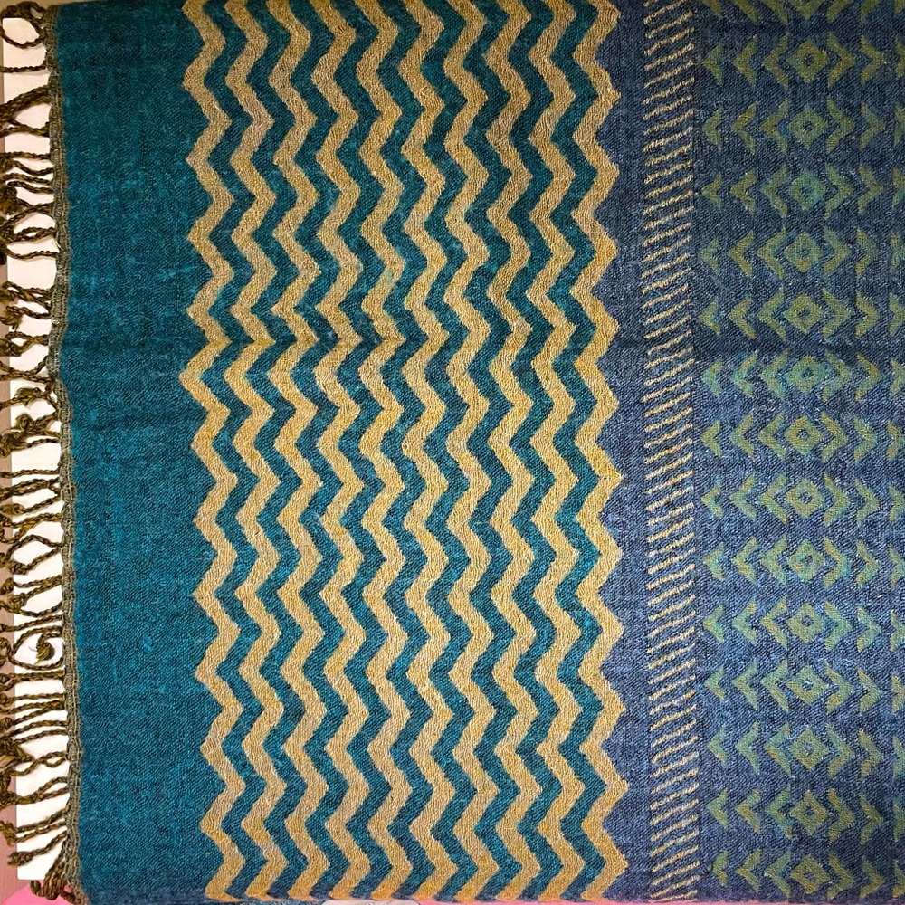 WESTSIDE | 100% Wool Stole/ Shawl | gorgeous chevron pattern - Picture 8 of 9